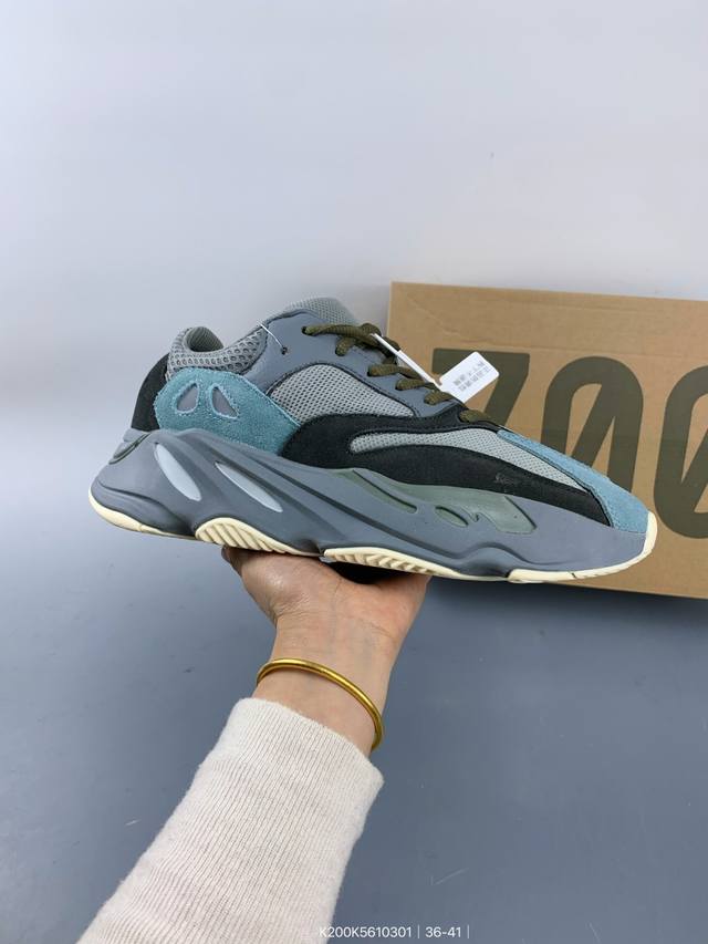 阿迪达斯Adidas Yeezy 700 椰子700复老古爹鞋。延续了爹老鞋粗犷风格与复廓古形，继承Yeezy 700的经典混合元素，仅在鞋线身条进上行了一的定