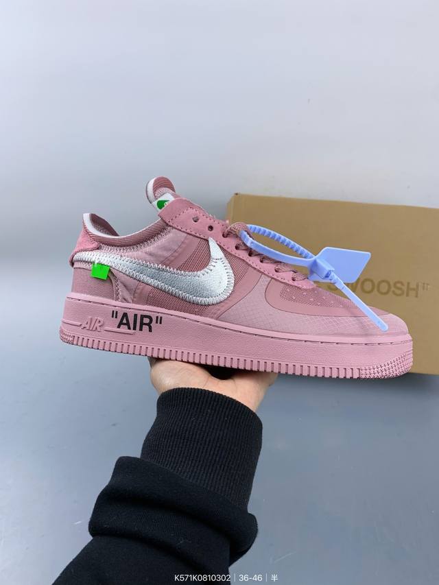 公司级Off-White X Nike Air Force 1 Ow联名空军一号 鞋款延续了此次联名的设计风格，整体以白色为主调，鞋身内侧同样印有大面积标语，奶