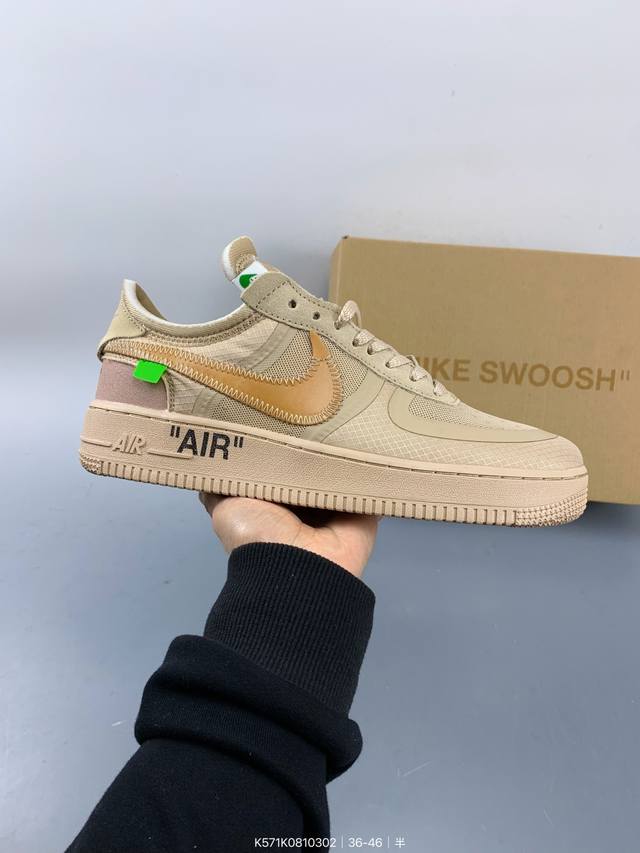 公司级Off-White X Nike Air Force 1 Ow联名空军一号 鞋款延续了此次联名的设计风格，整体以白色为主调，鞋身内侧同样印有大面积标语，奶