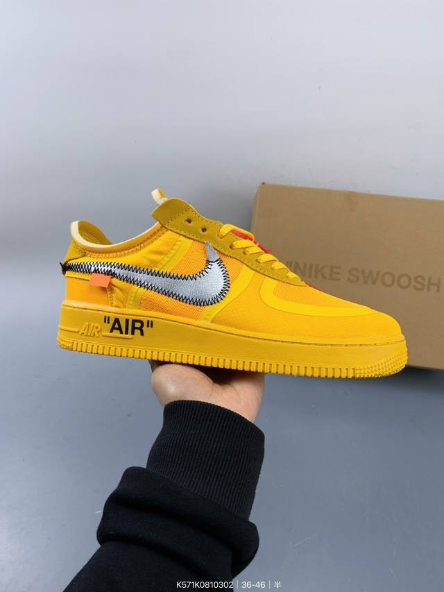 公司级Off-White X Nike Air Force 1 Ow联名空军一号 鞋款延续了此次联名的设计风格，整体以白色为主调，鞋身内侧同样印有大面积标语，奶