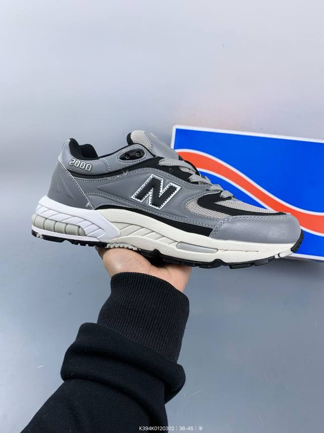 新百伦 New Balance Nb2000系列复古运动慢跑鞋，鞋面为合成皮革与聚酯网眼相拼，质轻、透气、包覆感舒适，鞋底的双色流线设计加上前后脚掌的双气垫支撑