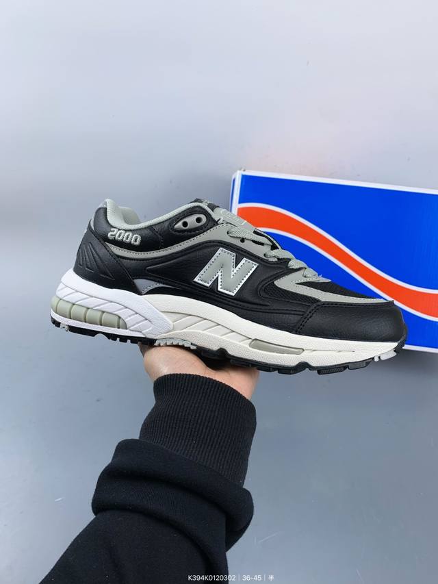 新百伦 New Balance Nb2000系列复古运动慢跑鞋，鞋面为合成皮革与聚酯网眼相拼，质轻、透气、包覆感舒适，鞋底的双色流线设计加上前后脚掌的双气垫支撑