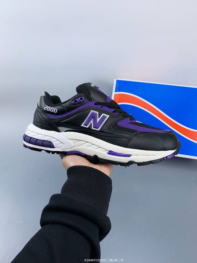 新百伦 New Balance Nb2000系列复古运动慢跑鞋，鞋面为合成皮革与聚酯网眼相拼，质轻、透气、包覆感舒适，鞋底的双色流线设计加上前后脚掌的双气垫支撑