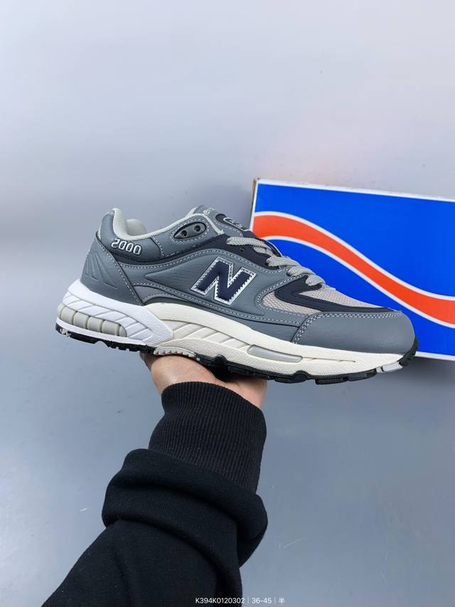 新百伦 New Balance Nb2000系列复古运动慢跑鞋，鞋面为合成皮革与聚酯网眼相拼，质轻、透气、包覆感舒适，鞋底的双色流线设计加上前后脚掌的双气垫支撑