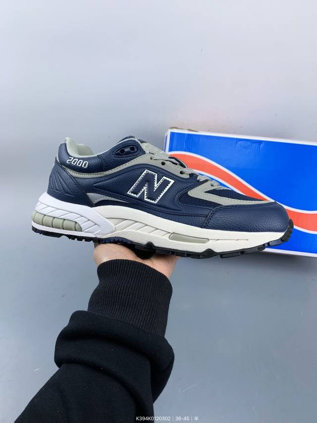 新百伦 New Balance Nb2000系列复古运动慢跑鞋，鞋面为合成皮革与聚酯网眼相拼，质轻、透气、包覆感舒适，鞋底的双色流线设计加上前后脚掌的双气垫支撑