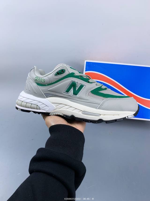 新百伦 New Balance Nb2000系列复古运动慢跑鞋，鞋面为合成皮革与聚酯网眼相拼，质轻、透气、包覆感舒适，鞋底的双色流线设计加上前后脚掌的双气垫支撑