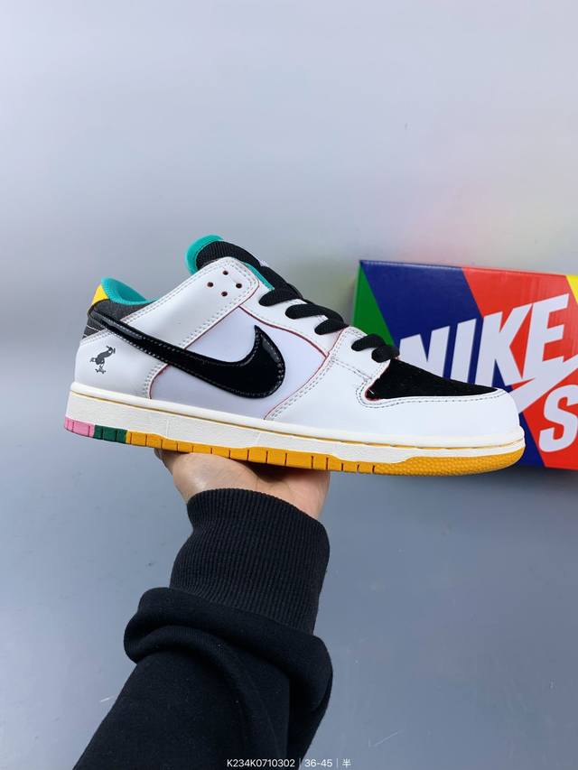 耐克Nike Sb Zoom Dunk Low 板鞋 系列经典百搭休闲运动板鞋加厚鞋舌的填充，使舒适性大大提升，同时也更方便穿脱中底部分则加入了脚感柔软舒适Zo