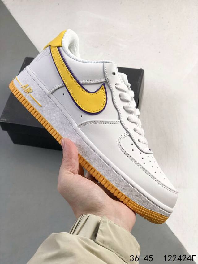 耐克Nike Air Force 1 Low 空军一号 低帮百搭休闲运动板鞋 柔软、弹性十足的缓震性能和出色的中底设计，横跨复古与现代的外型结合，造就出风靡全球