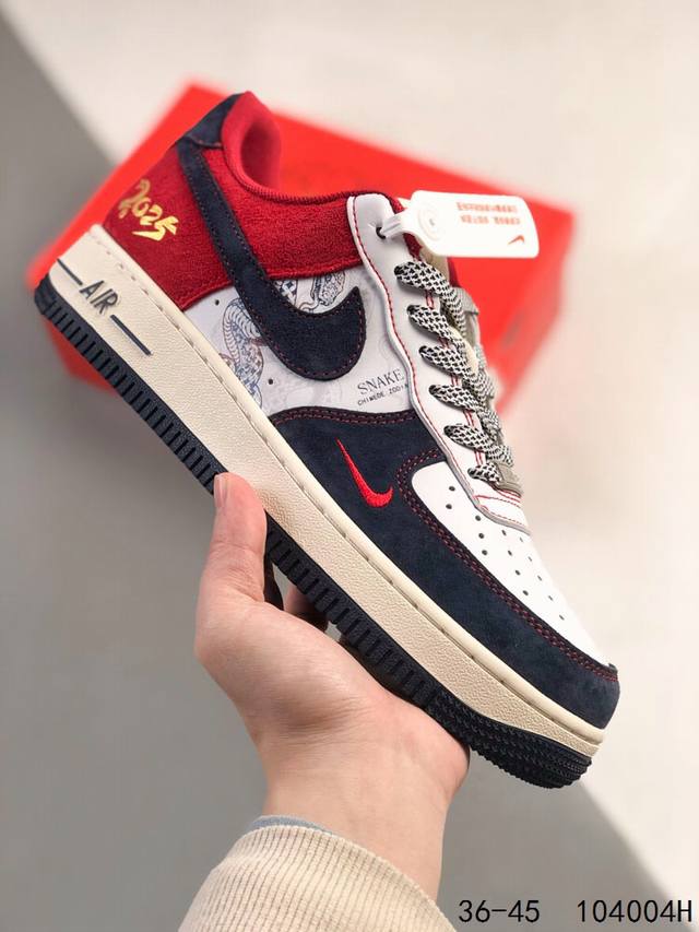 公司级带半码！ 耐克Nike Air Force 1 Low 空军一号 蛇年 低帮百搭休闲运动板鞋 柔软、弹性十足的缓震性能和出色的中底设计，横跨复古与现代的外