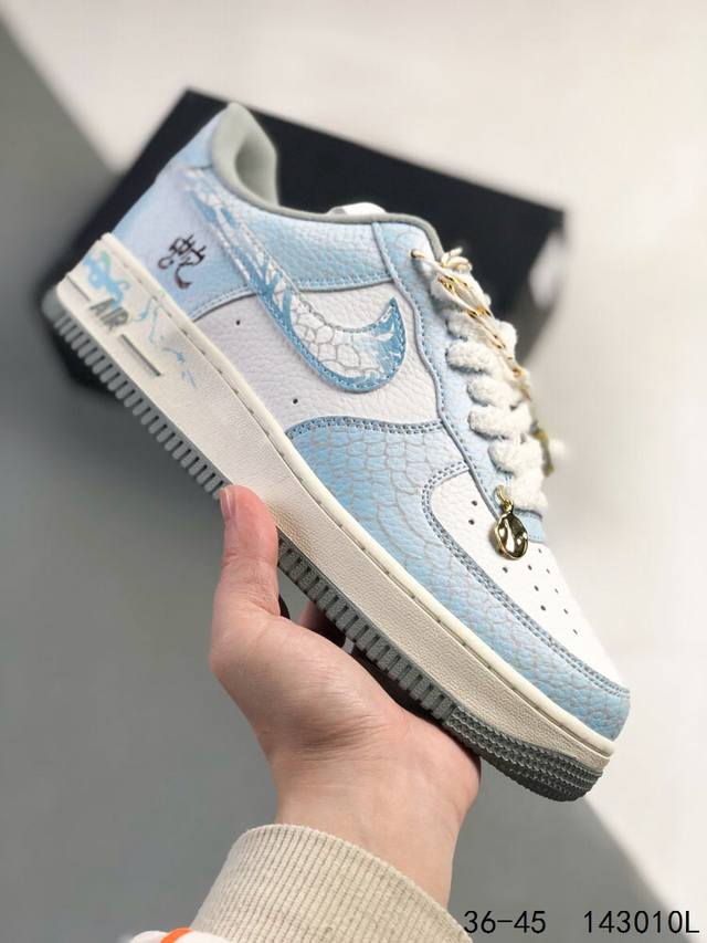 公司级带半码！ 耐克Nike Air Force 1 Low 蛇年限定 空军一号 低帮百搭休闲运动板鞋 柔软、弹性十足的缓震性能和出色的中底设计，横跨复古与现代