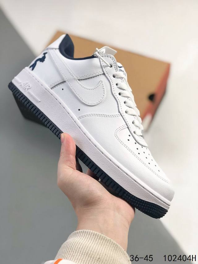 真标带半码！ 耐克Nike Air Force 1 Low 空军一号 低帮百搭休闲运动板鞋 柔软、弹性十足的缓震性能和出色的中底设计，横跨复古与现代的外型结合，