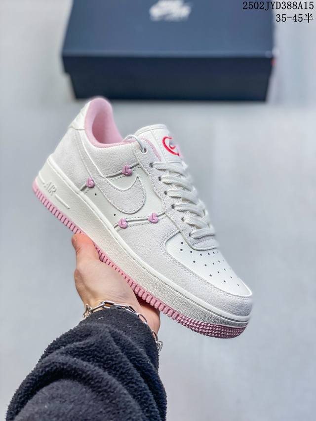 公司级带半码 耐克Nike Air Force 1‘07 空军一号低帮百搭休闲运动板鞋。柔软、弹性十足的缓震性能和出色的中底设计，横跨复古与现代的外型结合，造就