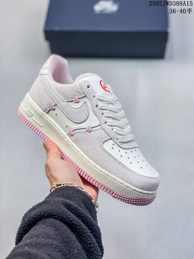 公司级带半码 耐克Nike Air Force 1‘07 空军一号低帮百搭休闲运动板鞋。柔软、弹性十足的缓震性能和出色的中底设计，横跨复古与现代的外型结合，造就