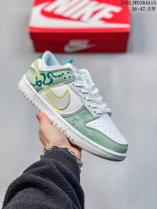 Nike Dunk Low Cny 蛇年限定 新中式定制 Swoosh使用钢印工艺，呈现出外部水钩设计。鞋舌钢印辰的字样和蛇图案，后跟增加细节丰富耐看 尺码：3