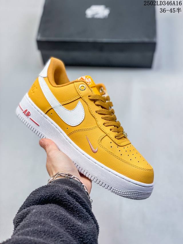 福利套现 带半码 耐克Nike Air Force 1‘07 空军一号低帮百搭休闲运动板鞋。柔软、弹性十足的缓震性能和出色的中底设计，横跨复古与现代的外型结合，