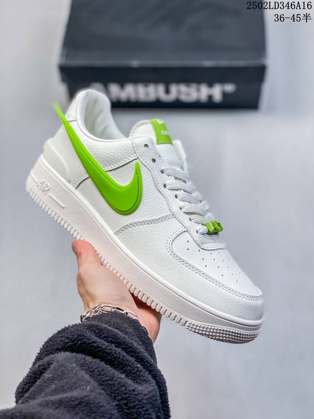 福利套现 带半码 耐克Nike Air Force 1‘07 空军一号低帮百搭休闲运动板鞋。柔软、弹性十足的缓震性能和出色的中底设计，横跨复古与现代的外型结合，