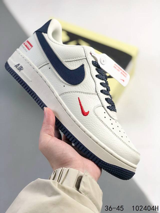 真标带半码！ 耐克Nike Air Force 1 Low 空军一号 Supreme联名 低帮百搭休闲运动板鞋 柔软、弹性十足的缓震性能和出色的中底设计，横跨复