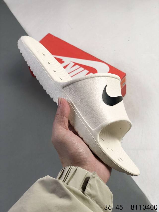 斯图西联名款Stussy X Nike Benassi 拖鞋 一字拖男女凉拖鞋沙滩鞋。一直广受青睐的Nike Sportswear 主打单品搭载了独具特色的鞋款