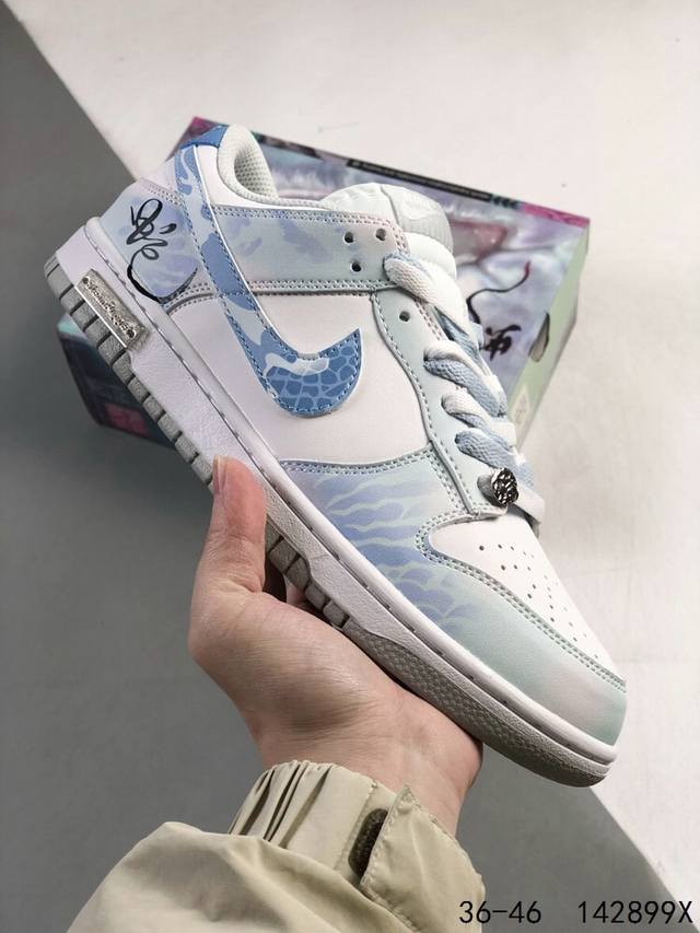 真标带半码！ 耐克Nike Sb Dunk Low 蛇年 复古低帮休闲运动滑板板鞋。采用脚感柔软舒适Zoomair气垫，有效吸收滑板等极限运动在落地时带来的冲击