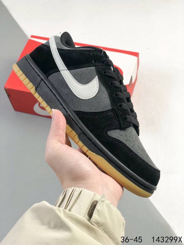 公司级带半码！ 耐克Nike Sb Dunk Low 复古低帮休闲运动滑板板鞋。采用脚感柔软舒适Zoomair气垫，有效吸收滑板等极限运动在落地时带来的冲击力，