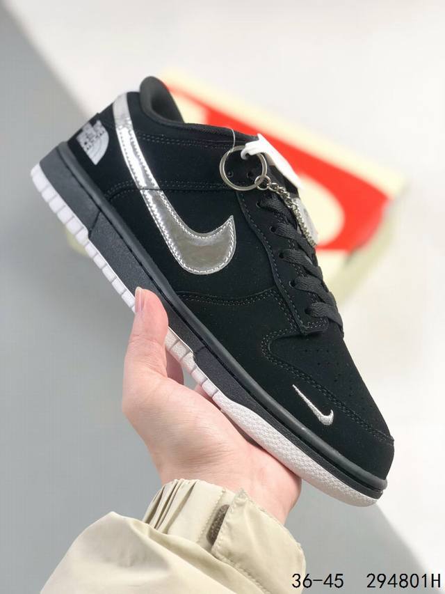 公司级带半码！ 耐克Nike Sb Dunk Low 联名款 复古低帮休闲运动滑板板鞋。采用脚感柔软舒适Zoomair气垫，有效吸收滑板等极限运动在落地时带来的