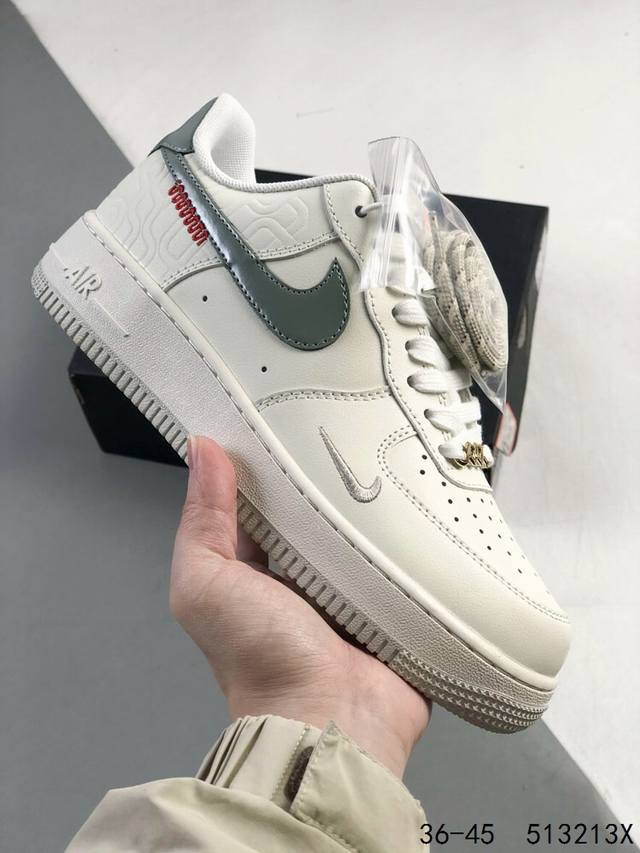 公司级带半码！ 耐克Nike Air Force 1 Low 空军一号 低帮百搭休闲运动板鞋 柔软、弹性十足的缓震性能和出色的中底设计，横跨复古与现代的外型结合