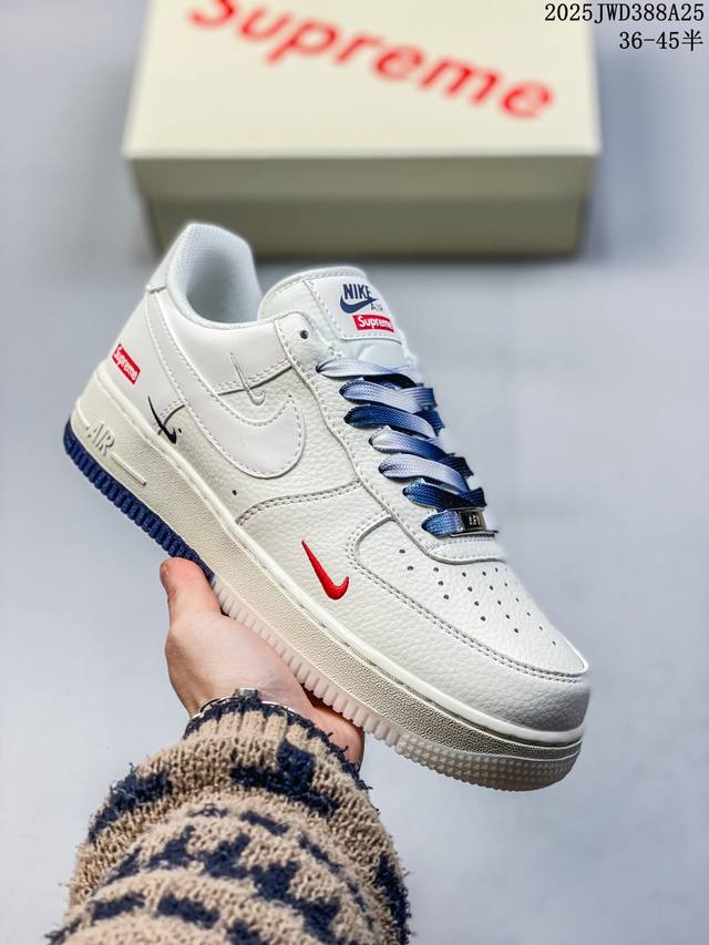 公司级带半码 耐克Nikeair Force 1“07空军一号低帮百搭休闲运动板鞋。柔软、弹性十足的缓震性能和出色的中底设计，横跨复古与现代的外型结合，造就出风