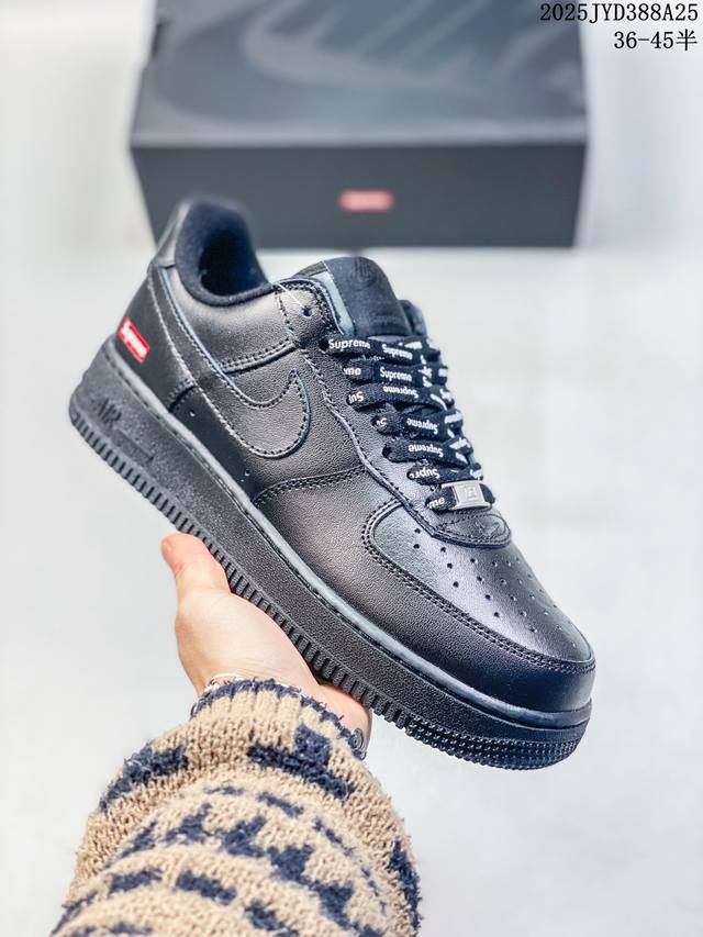 公司级带半码 耐克Nikeair Force 1“07空军一号低帮百搭休闲运动板鞋。柔软、弹性十足的缓震性能和出色的中底设计，横跨复古与现代的外型结合，造就出风