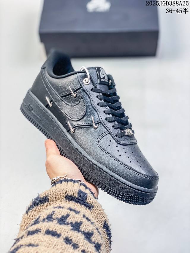 公司级带半码 耐克Nikeair Force 1“07空军一号低帮百搭休闲运动板鞋。柔软、弹性十足的缓震性能和出色的中底设计，横跨复古与现代的外型结合，造就出风