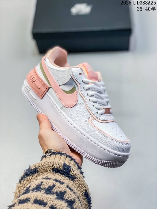 公司级空军马卡龙果冻系列 耐克 Nike Air Force 1 Shadow Af1解构机能拼接 空军一号轻量增高魔术贴低帮百搭板鞋，一改原先的常规 Swoo