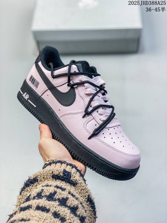 公司级带半码 耐克Nikeair Force 1“07空军一号低帮百搭休闲运动板鞋。柔软、弹性十足的缓震性能和出色的中底设计，横跨复古与现代的外型结合，造就出风