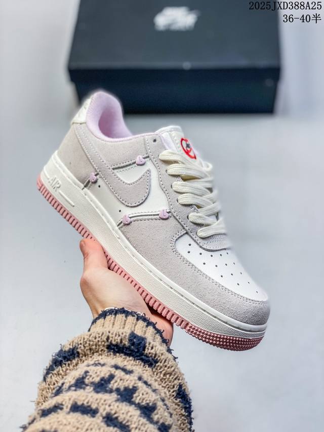 公司级带半码 耐克Nikeair Force 1“07空军一号低帮百搭休闲运动板鞋。柔软、弹性十足的缓震性能和出色的中底设计，横跨复古与现代的外型结合，造就出风