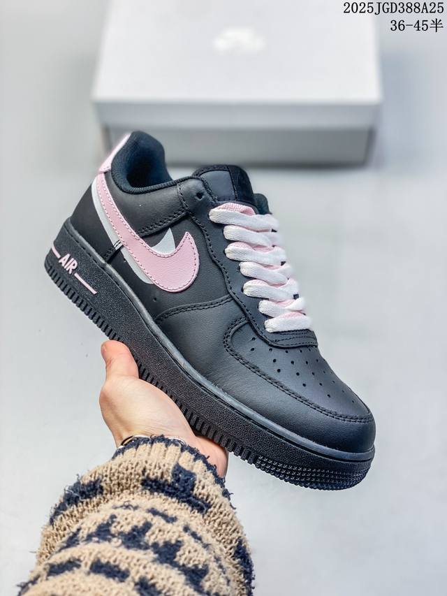 公司级带半码 耐克Nikeair Force 1“07空军一号低帮百搭休闲运动板鞋。柔软、弹性十足的缓震性能和出色的中底设计，横跨复古与现代的外型结合，造就出风 - 点击图像关闭