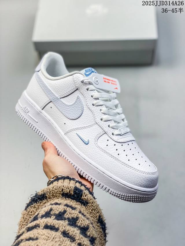 公司级带半码 耐克Nikeair Force 1“07空军一号低帮百搭休闲运动板鞋。柔软、弹性十足的缓震性能和出色的中底设计，横跨复古与现代的外型结合，造就出风