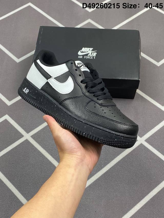 Nike Air Force 1 ’07 Low 空军一号低帮百搭休闲运动板鞋。柔软、弹性十足的缓震性能和出色的中底设计，横跨复古与现代的外型结合，造就出风靡全