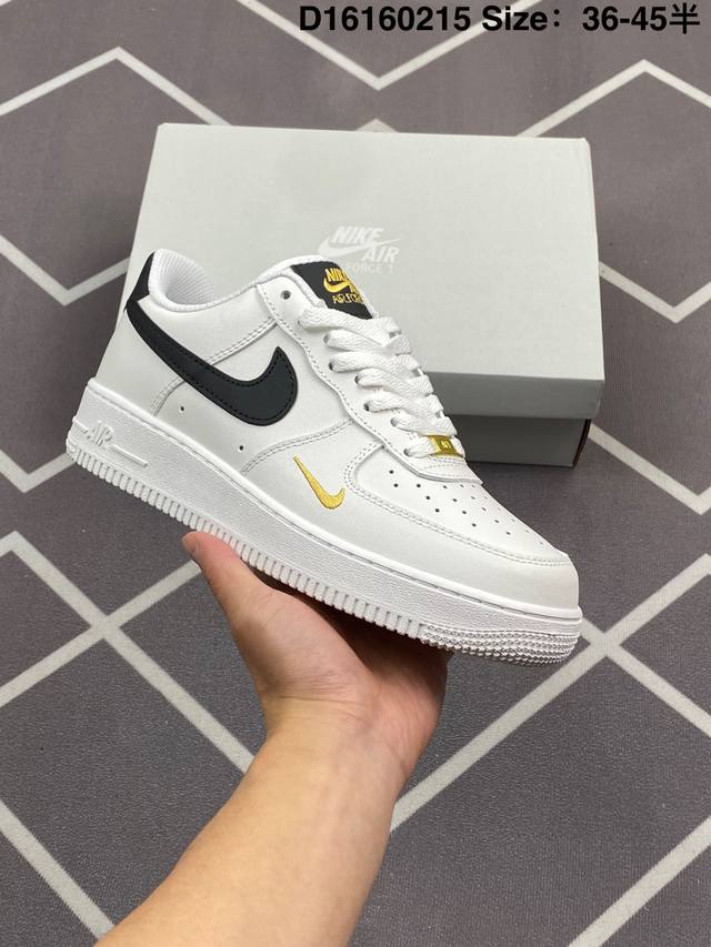 耐克Nike Air Force 1‘07 空军一号低帮百搭休闲运动板鞋。柔软、弹性十足的缓震性能和出色的中底设计，横跨复古与现代的外型结合，造就出风靡全球三十