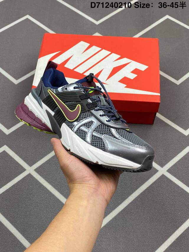 Nike V2K Run 复古单品 全新批次 纯原级别 复古老爹鞋跑步鞋 鞋款被命名为 Runtekk 设计上借鉴了 2000 年的跑鞋风格 配色上以金属银为主