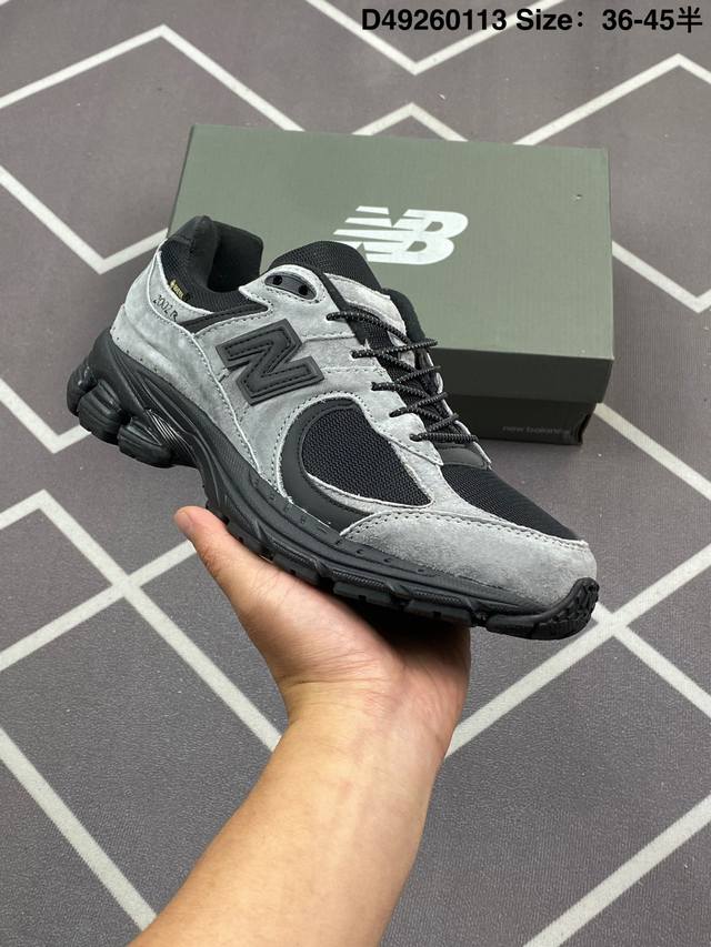 新百伦 New Balance 2002R 跑鞋 男女运动鞋厚底老爹鞋。沿袭了面世之初的经典科技，以 Encap 中底配以升级版 N-Ergy 缓震物料。鞋面则