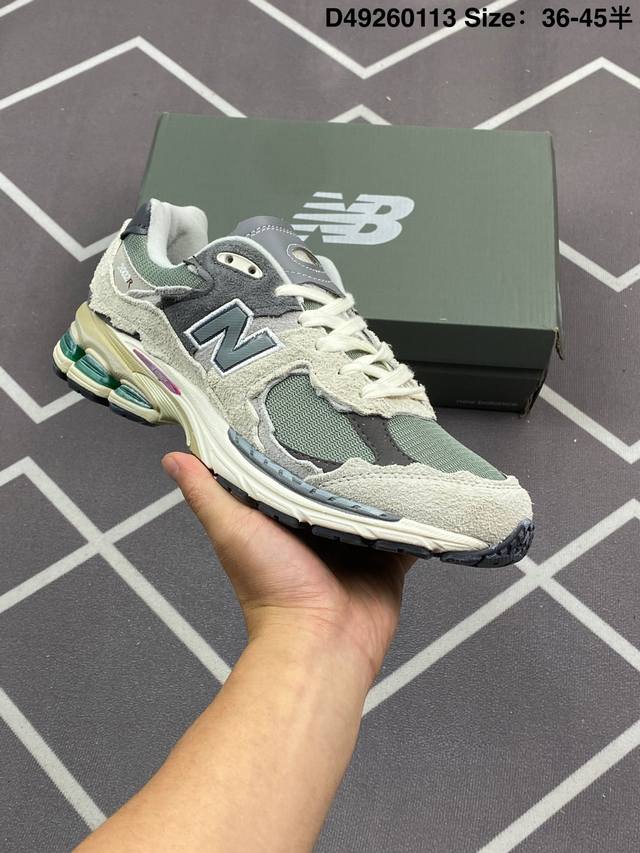 新百伦 New Balance 2002R 跑鞋 男女运动鞋厚底老爹鞋。沿袭了面世之初的经典科技，以 Encap 中底配以升级版 N-Ergy 缓震物料。鞋面则