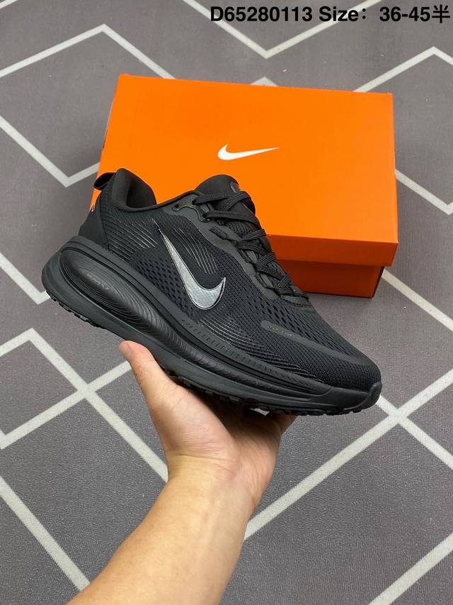 耐克Nike Zoom Vomero 18 马拉松复古跑五代休闲运动慢跑鞋 厚底老爹鞋。采用环保纤维革饰片组合网眼布鞋面材质 升级正确后跟Tpu加固 耐弯折热塑