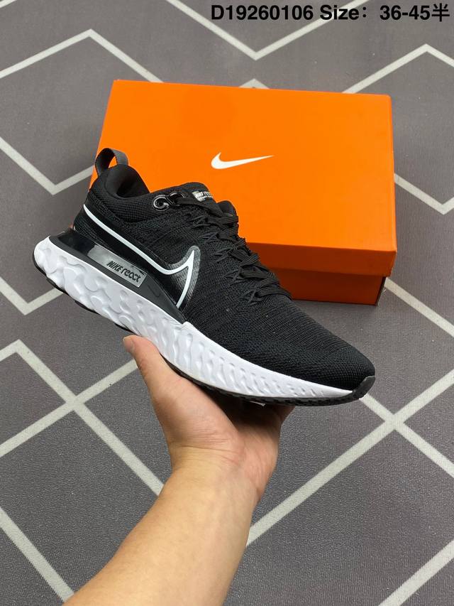 耐克 Nike React Infinity Run Fk 2 男女缓震泡棉跑步鞋，厚底增高运动老爹鞋。这双跑鞋的设计非常时尚，以白色为主色调，搭配浅灰色的鞋面