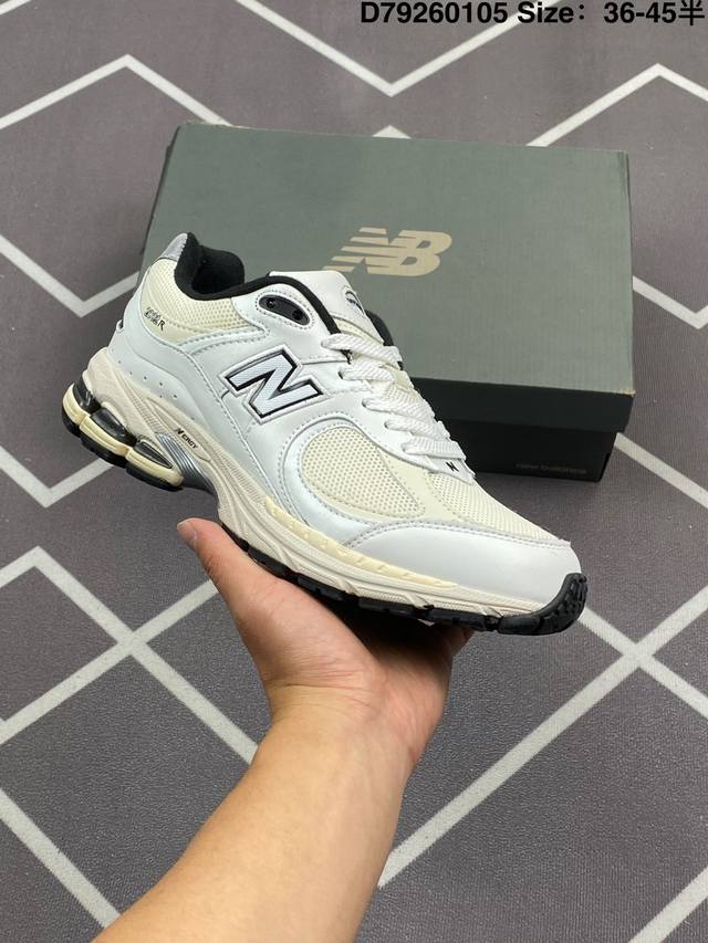 新百伦 New Balance 2002R 跑鞋 男女运动鞋厚底老爹鞋。沿袭了面世之初的经典科技，以 Encap 中底配以升级版 N-Ergy 缓震物料。鞋面则