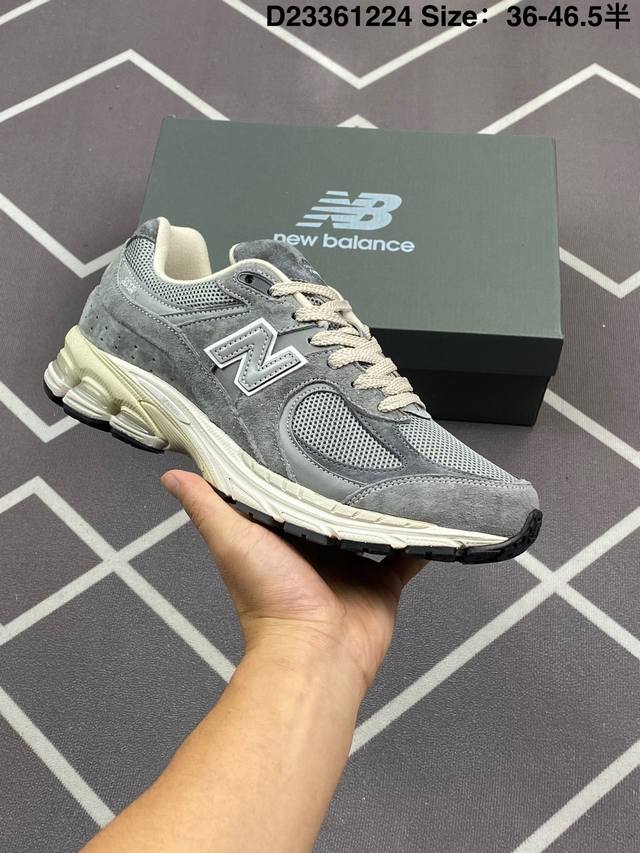 新百伦 New Balance 2002R 跑鞋 男女运动鞋厚底老爹鞋。沿袭了面世之初的经典科技，以 Encap 中底配以升级版 N-Ergy 缓震物料。鞋面则