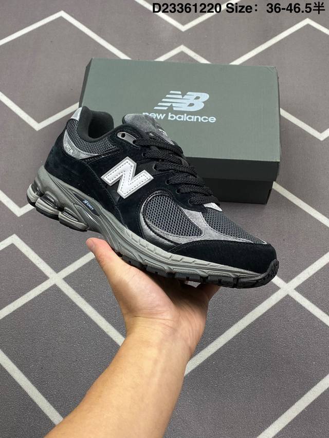 新百伦 New Balance 2002R 跑鞋 男女运动鞋 潮老爹鞋。沿袭了面世之初的经典科技，以 Encap 中底配以升级版 N-Ergy 缓震物料。鞋面则