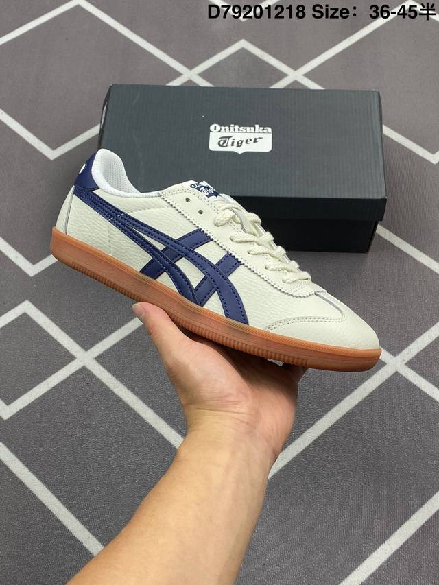 Onitsuka Tiger Tokuten 鬼冢虎 德训低帮休闲板鞋 货号：1183A862 鞋款灵感来源于80年代的室内用鞋 T-Toe 前足补强设计 室内