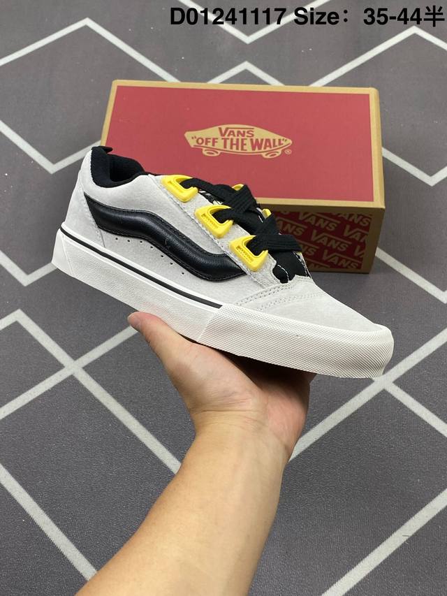 万斯 Vans Knu-Skool Vr3 Lx 面包鞋皮革鞋面。坎普尔 茱利安系列低帮复古硫化休闲运动板鞋“肥胖版大Logo”要说整个年最为热门的鞋型之一，