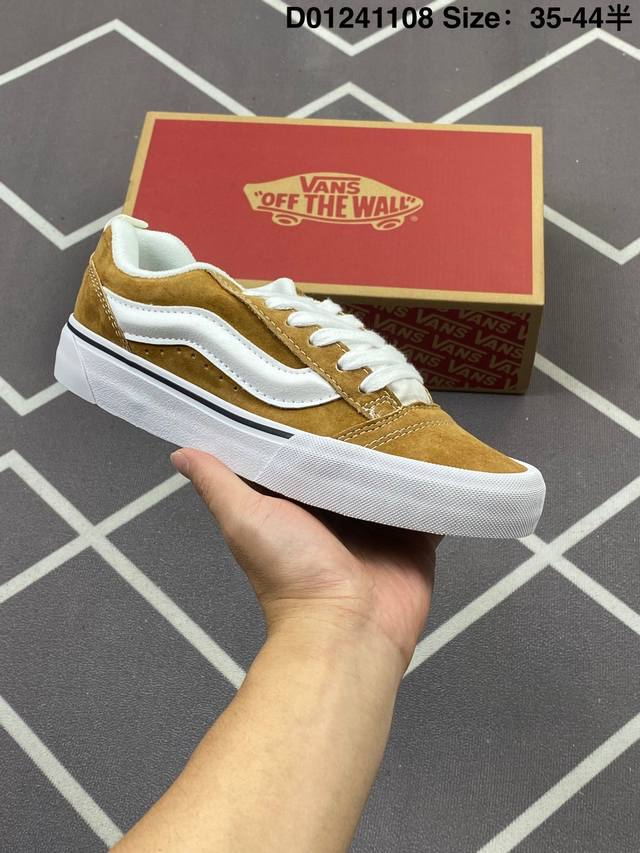 万斯 Vans Knu-Skool Vr3 Lx 面包鞋皮革鞋面。坎普尔 茱利安系列低帮复古硫化休闲运动板鞋“肥胖版大Logo”要说整个年最为热门的鞋型之一，