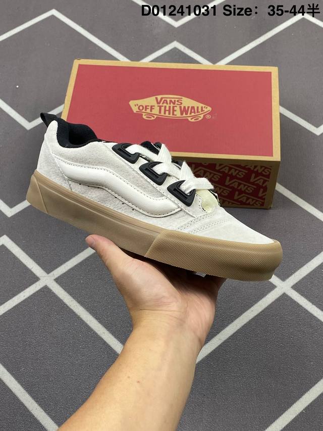 万斯 Vans Knu-Skool Vr3 Lx 面包鞋帆布鞋面。坎普尔 茱利安系列低帮复古硫化休闲运动板鞋“肥胖版大Logo”要说整个年最为热门的鞋型之一，