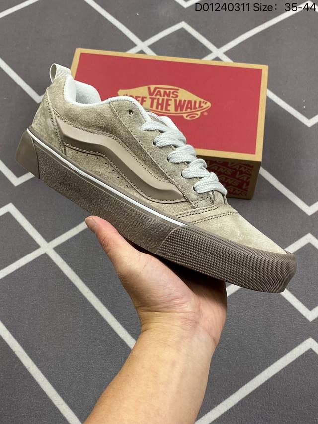 万斯Vans Knu Skool 面包鞋 范斯官方 Fog三方联名款 Vans超火的土豆鞋，复古经典，鞋头放大、包边上移加厚、鞋舌加厚。Vans Classic