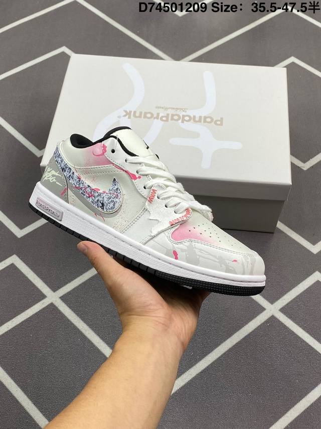 公司级 耐克 乔丹Air Jordan 1 Low Aj1 乔1 乔丹1代Aj1 低帮复古文化休闲运动篮球鞋。该鞋款从 1985 年元年款汲取设计灵感，焕新演绎